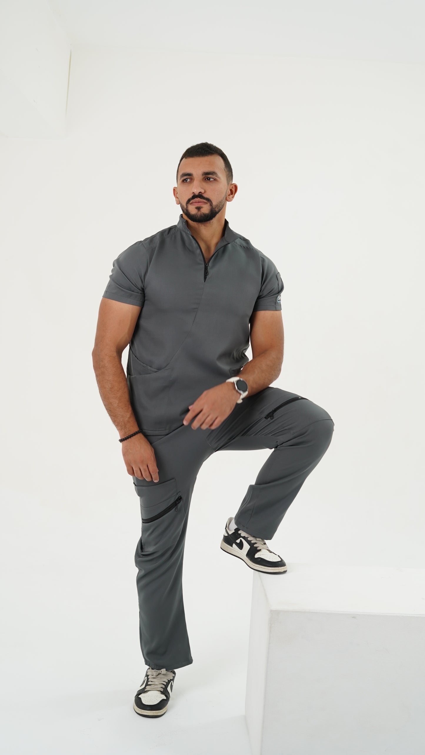 Unparalleled scrub in dark grey